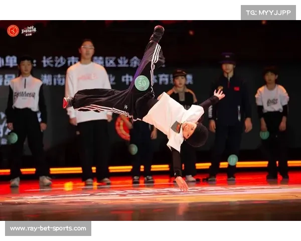霹雳舞赛场:当街舞碰撞中国功夫,上演热血 “功夫对话” 霹雳舞赛场:当街舞碰撞中国功夫,上演热血 “功夫对话”