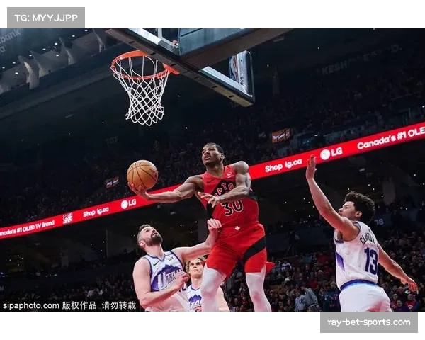 猛龙进攻端传导球流畅 雄鹿防守端轮转补位速度迟缓